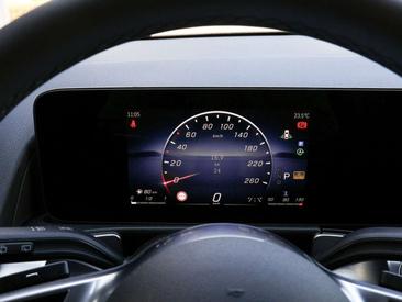 Mercedes GLB 200 — photo 16