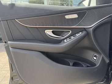 Mercedes EQC 400 AMG Line — photo 18