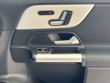 Mercedes GLA 200 — photo 24