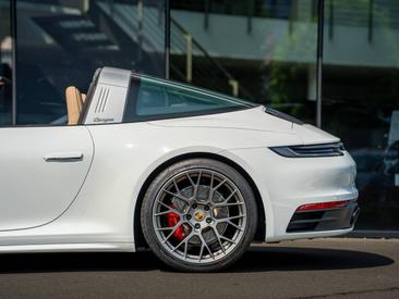 Porsche 992 I Targa 4S — photo 9