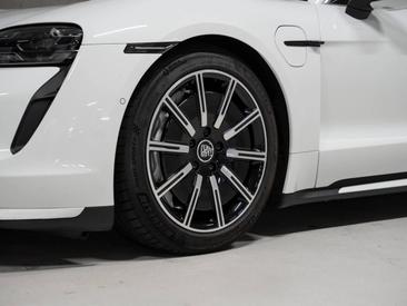 Porsche Taycan Turbo — photo 8