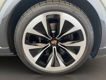 Porsche Cayenne E4 Coupé Electric — photo 9