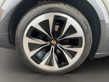 Porsche Cayenne E4 Coupé Electric — photo 10