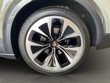 Porsche Cayenne E4 Coupé Electric — photo 11