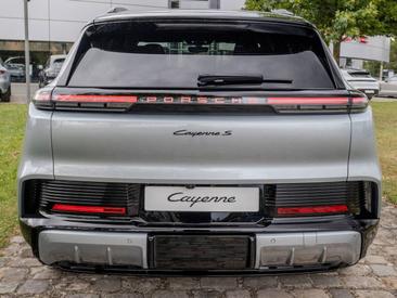 Porsche Cayenne E4 S Electric — photo 4