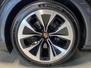 Porsche Cayenne E4 Coupé Electric — photo 6