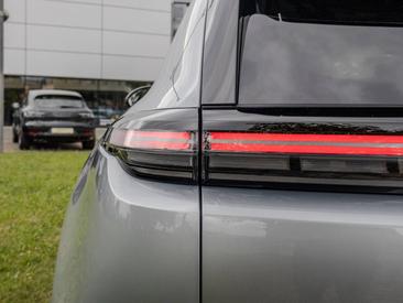 Porsche Cayenne E4 S Electric — photo 10