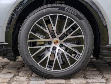 Porsche Cayenne E4 S Electric — photo 12