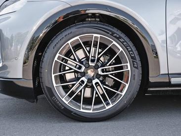 Porsche Cayenne E4 S Electric — photo 9