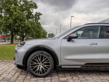 Porsche Cayenne E4 S Electric — photo 13