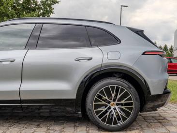Porsche Cayenne E4 S Electric — photo 14
