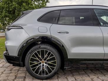 Porsche Cayenne E4 S Electric — photo 15