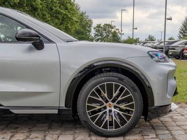 Porsche Cayenne E4 S Electric — photo 16