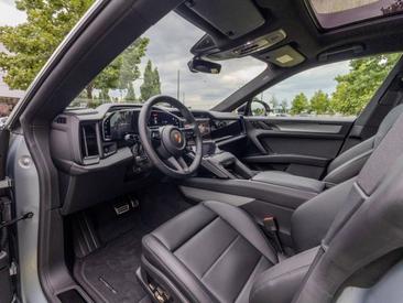 Porsche Cayenne E4 S Electric — photo 17