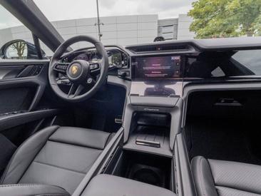 Porsche Cayenne E4 S Electric — photo 21
