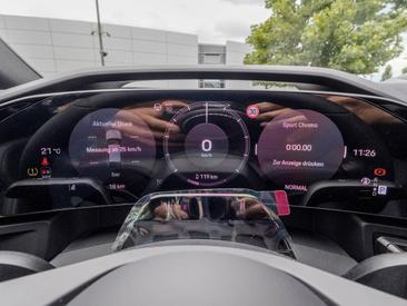 Porsche Cayenne E4 S Electric — photo 26
