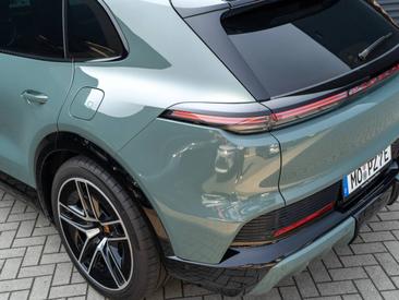 Porsche Cayenne E4 Electric — photo 9