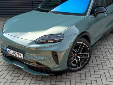 Porsche Cayenne E4 Electric — photo 12