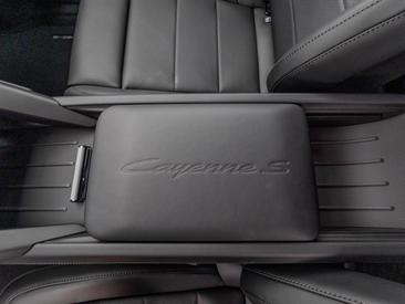 Porsche Cayenne E4 S Electric — photo 32