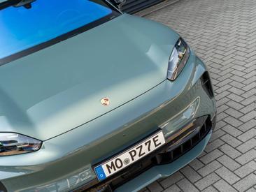 Porsche Cayenne E4 Electric — photo 15