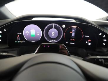 Porsche Cayenne E4 Electric — photo 14