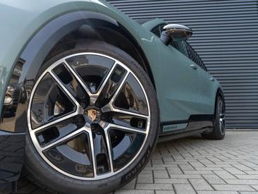 Porsche Cayenne E4 Electric — photo 17