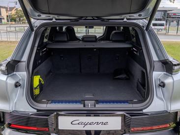 Porsche Cayenne E4 S Electric — photo 35