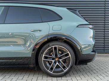 Porsche Cayenne E4 Electric — photo 18