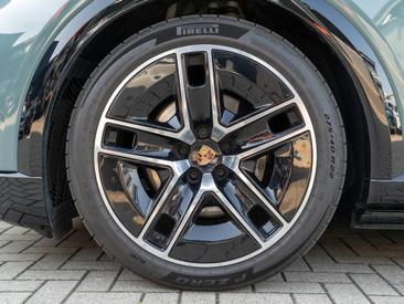 Porsche Cayenne E4 Electric — photo 19
