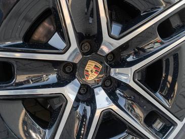 Porsche Cayenne E4 Electric — photo 20