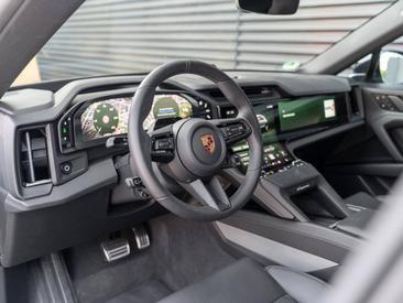 Porsche Cayenne E4 Electric — photo 22
