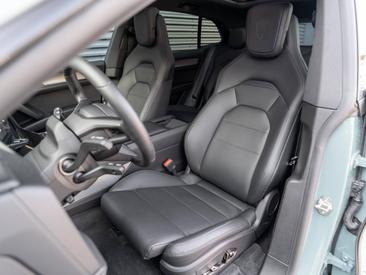 Porsche Cayenne E4 Electric — photo 23
