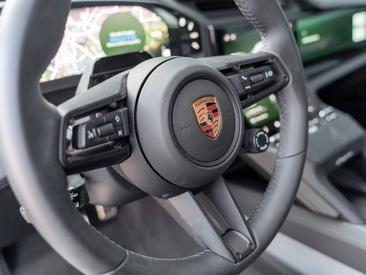 Porsche Cayenne E4 Electric — photo 26