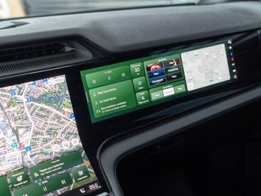 Porsche Cayenne E4 Electric — photo 30