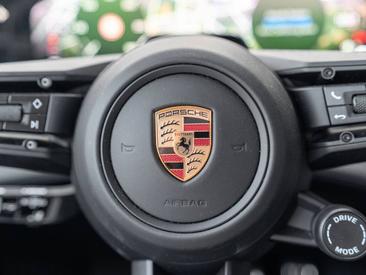 Porsche Cayenne E4 Electric — photo 35