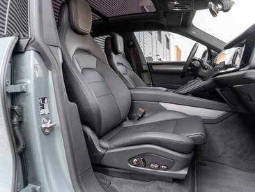 Porsche Cayenne E4 Electric — photo 37