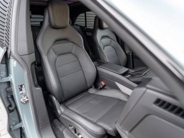 Porsche Cayenne E4 Electric — photo 38