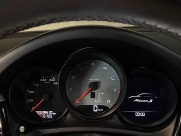 Porsche Macan S — photo 17