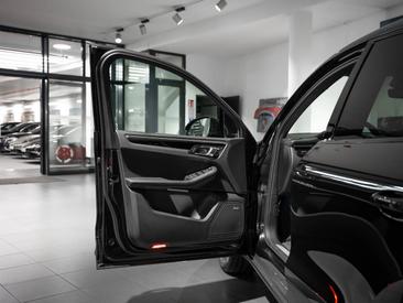 Porsche Macan S — photo 12