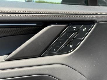 Porsche Cayenne E4 Turbo Electric — photo 39