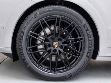 Porsche Cayenne III E-Hybrid Coupé Black Edition — photo 6