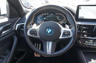BMW 545e XDrive M Sport — photo 18