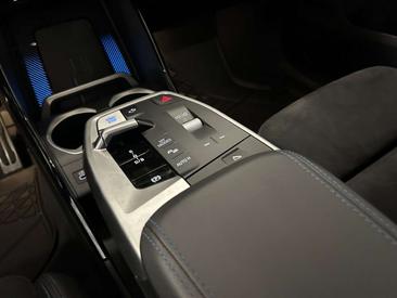 BMW IX2 M Sport EDrive20 — photo 11