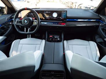 BMW M5 Touring — photo 18