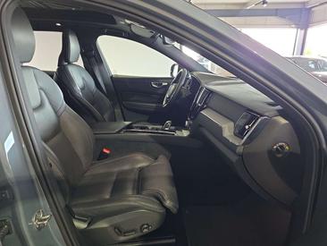 Volvo XC60 B5 R-Design — photo 11