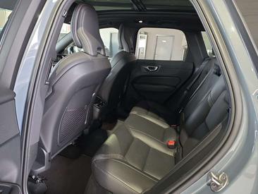 Volvo XC60 B5 R-Design — photo 17