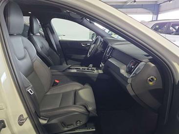 Volvo XC60 B5 R-Design — photo 11