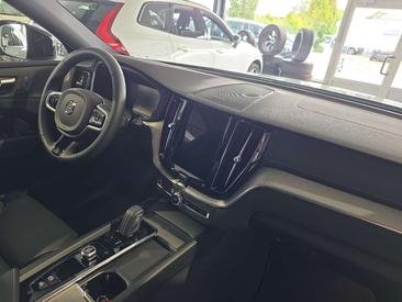 Volvo XC60 B5 R-Design — photo 12