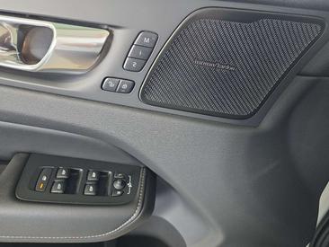 Volvo XC60 B5 R-Design — photo 18