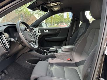 Volvo XC40 Recharge Core — photo 12